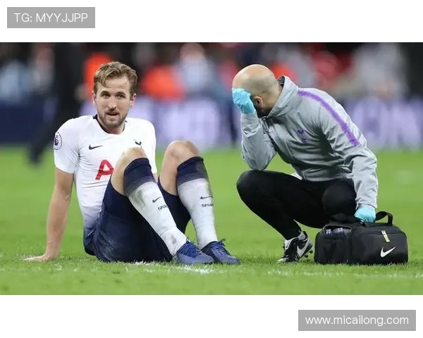 科隆球员许伯斯对阵多特时遭遇右膝重伤 预计休战数月